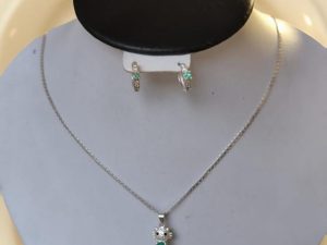Juego de aretes y cadena MP en plata con esmeraldas