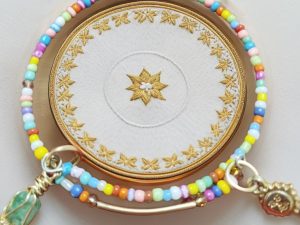 Pulsera chaquiras con esmeralda